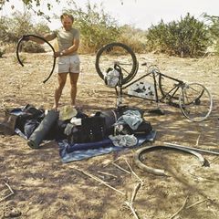 Heinz Stücke tauscht im Senegal einen Radreifen