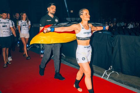 Kämpferin Haifa Reso, Bantam-gewicht (bis 61,2 Kilo), läuft mit Flagge in die Arena ein MMA