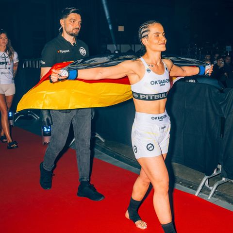 Kämpferin Haifa Reso, Bantam-gewicht (bis 61,2 Kilo), läuft mit Flagge in die Arena ein MMA