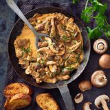 Blitzrezept: Rahmgeschnetzeltes mit geröstetem Knoblauchbrot