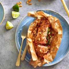 Blitzrezept: Lachspäckchen mit scharfer Erdnusssauce