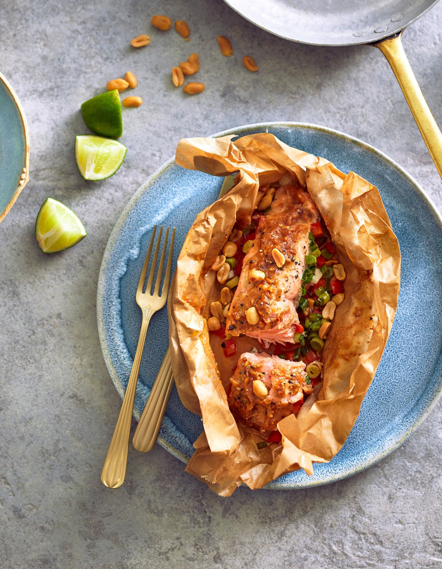 Blitzrezept: Lachspäckchen mit scharfer Erdnusssauce