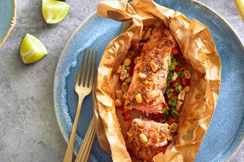 Blitzrezept: Lachspäckchen mit scharfer Erdnusssauce