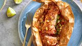 Blitzrezept: Lachspäckchen mit scharfer Erdnusssauce