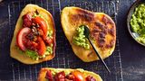 Blitzrezept: Pita-Taler mit Honig-Bacon und Avocado