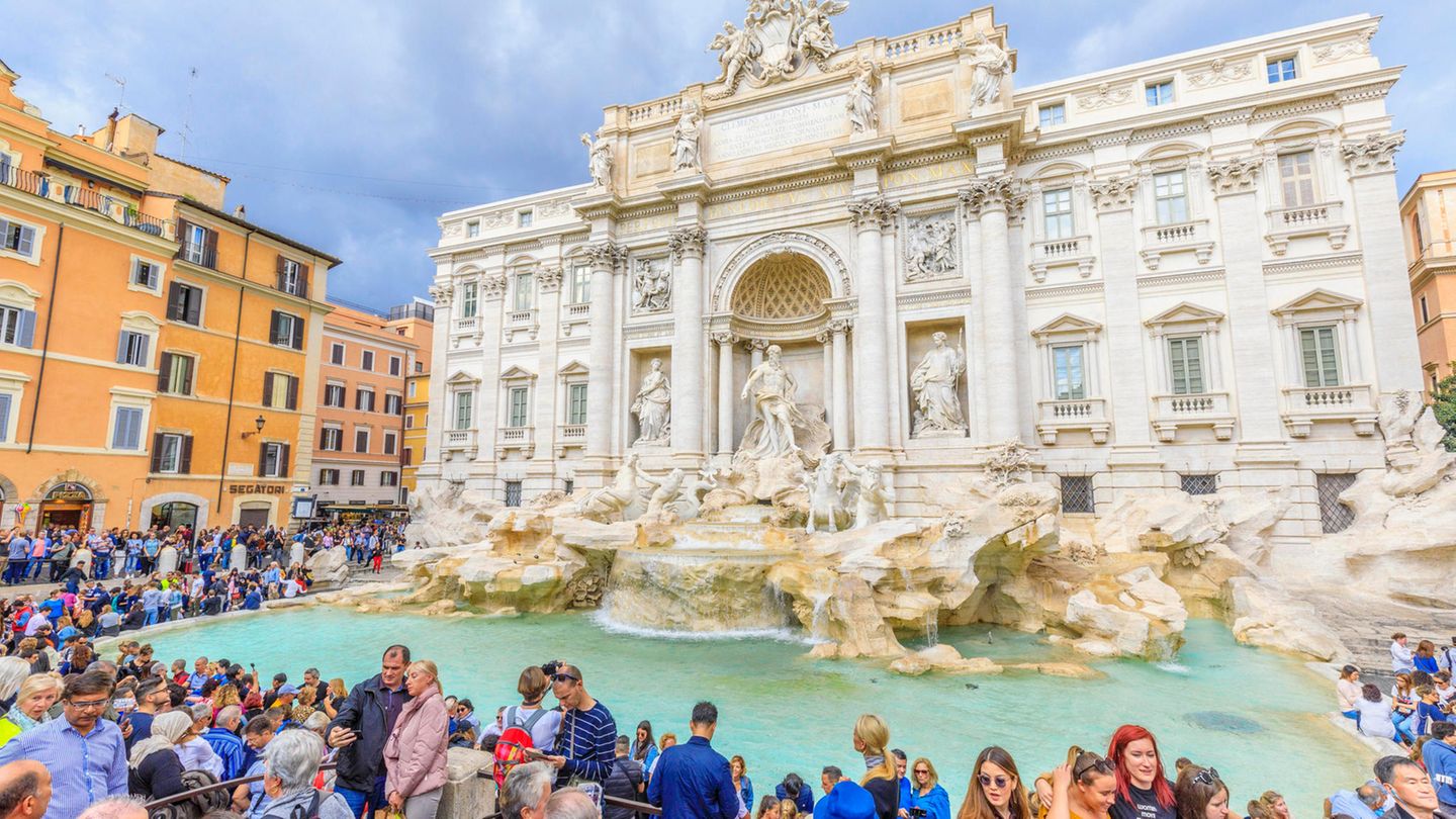 In Rome you can get closer to the Trevi Fountain than ever before