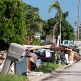 Trümmer und Möbel von durch Hurrikan "Helene" zerstörter Häuser stehen in Port Richey, US-Bundesstaat Florida, noch am Straßenrand – und "Milton" nähert sich bereits