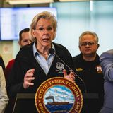 "Milton" soll am Mittwochabend (Ortszeit) die Westküste Floridas erreichen. In der Stadt Tampa sprach die Bürgermeisterin Jane Castor im Sender CNN eine eindrückliche Warnung an die Bevölkerung aus: "Ich kann ohne jegliche Dramatisierung sagen: Wenn Sie sich dafür entscheiden, in einem der Evakuierungsgebiete zu bleiben, werden Sie sterben." Zahlreiche Flughäfen in dem Bundesstaat stellten ihren Betrieb ein. 