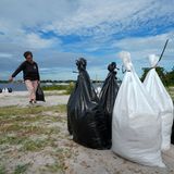 Susana Ortiz füllt Sandsäcke am Strand des Davis Islands Yacht Basin in Tampa, während sie sich auf die Ankunft des Hurrikans vorbereitet