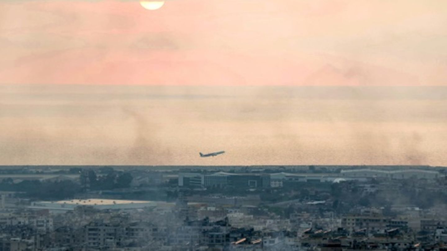 Flugzeug startet vom Flughafen in Beirut inmitten von Rauch durch Luftangriffe