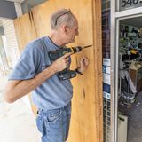 Florida kämpft immer noch mit Schäden, die Hurrikan "Helene" hinterließ. Vor rund anderthalb Wochen war "Helene" als Hurrikan der zweithöchsten Kategorie im Nordwesten Floridas auf Land getroffen. Nun schützt Jim Smetzer seinen Laden mit Brettern, während seine Frau Annette in Vorbereitung auf den Hurrikan Milton Waren aus ihrem Kamerageschäft räumt