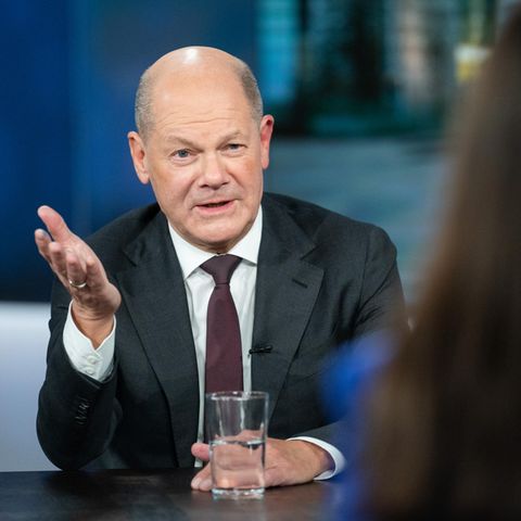 Olaf Scholz gestikuliert im TV-Studio von RTL Direkt