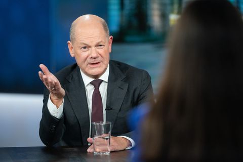 Olaf Scholz gestikuliert im TV-Studio von RTL Direkt