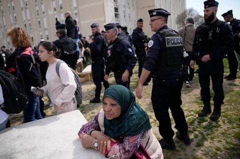 Im Frühjahr 2023 durchkämmt die Polizei in einer groß angelegten Aktion die Hochhaussiedlungen im Norden von Marseille – nur kurze Zeit später kehren die Drogenbanden in die Viertel zurück