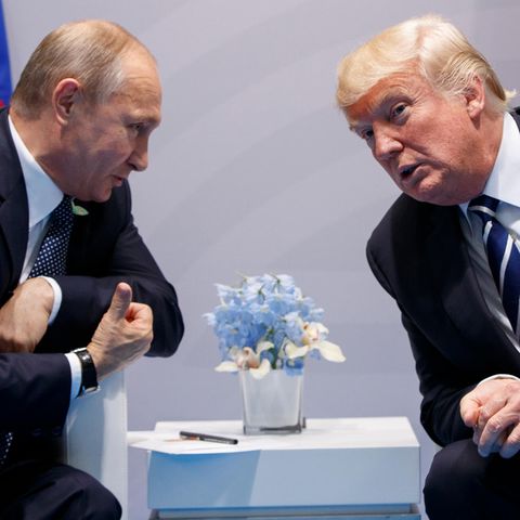 Wladimir Putin (l) und Donald Trump beim G20-Gipfel in Hamburg