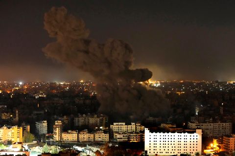 Eine Rauchwolke steigt über Beirut, der Hauptstadt des Libanons, auf
