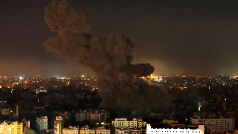 Eine Rauchwolke steigt über Beirut, der Hauptstadt des Libanons, auf