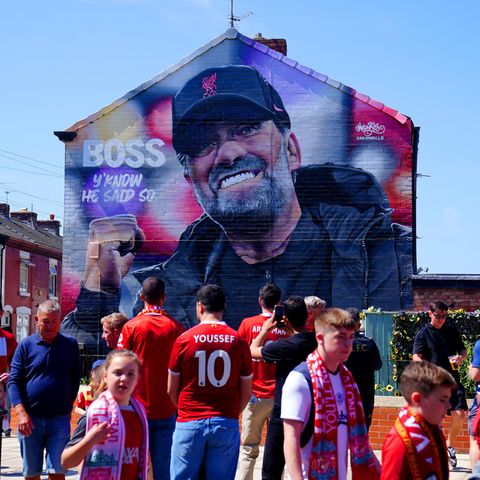 Ein Bild an einer Hauswand in Liverpool zeigt Jürgen Klopp
