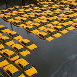 Überschwemmte Taxiflotte von oben auf einem Parkplatz