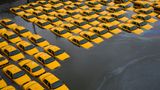 Überschwemmte Taxiflotte von oben auf einem Parkplatz