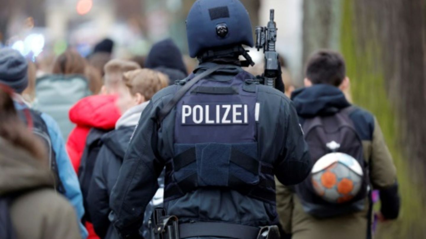 Bewaffneter Polizist bei Einsatz