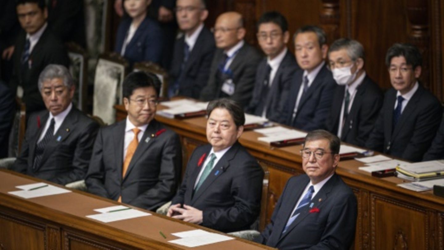 Regierungschef Shigeru Ishiba (rechts) im Parlament