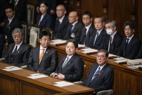 Regierungschef Shigeru Ishiba (rechts) im Parlament