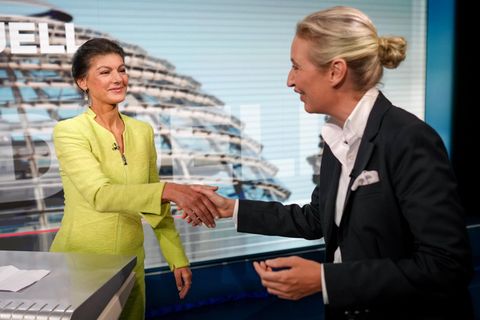 Bitte lächeln: Die BSW-Vorsitzende und ihre AfD-Amtskollegin im Studio von Welt TV. 