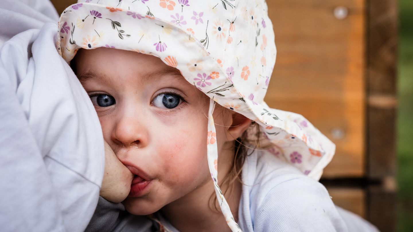 Nahaufnahme von einem Kind, das gerade von der Mutter gestillt wird