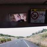 Im Rückspiegel eines Autos sieht man das Kind der Fotografin, das gerade gestillt wird