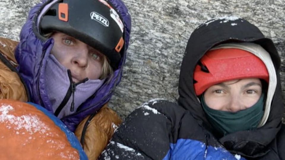 Als zwei Bergsteigerinnen den Chaukhamba-3 erklimmen, kommt es plötzlich zu einem Felsbruch - und ihre Tasche samt Ausrüstung stürzt in die Tiefe. Lange drei Tage sitzen sie fest.