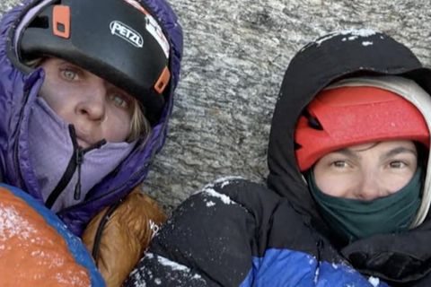 Als zwei Bergsteigerinnen den Chaukhamba-3 erklimmen, kommt es plötzlich zu einem Felsbruch - und ihre Tasche samt Ausrüstung stürzt in die Tiefe. Lange drei Tage sitzen sie fest.