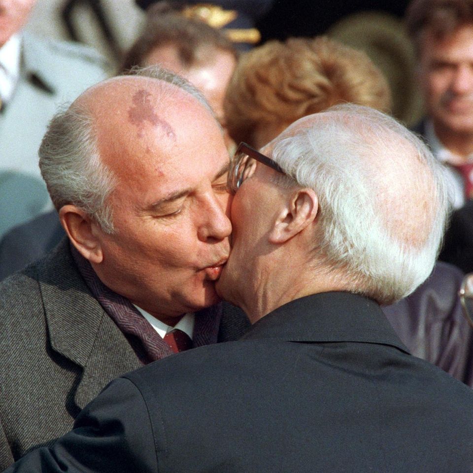 Honecker und Gorbatschow beim Bruderkuss