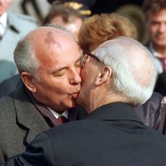 Honecker und Gorbatschow beim Bruderkuss