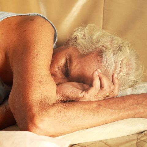 Wenig Schlaf ist nicht nur schlecht für die Regeneration, sondern kann auch zu Übergewicht führen. Wie Sie das verhindern können, sehen Sie im Video.