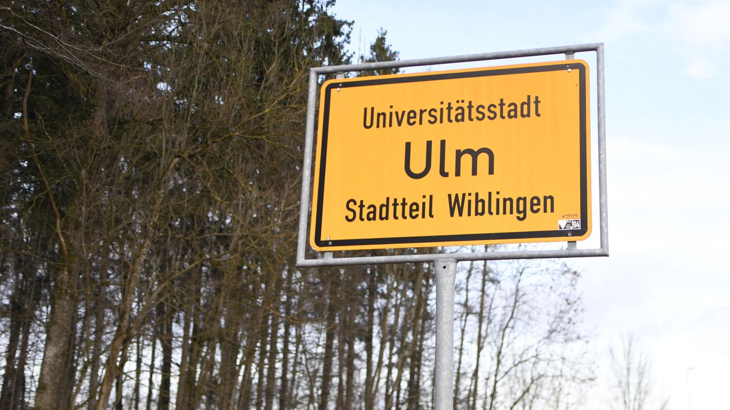Das Ortsschild von Ulm steht im Stadtteil Wiblingen an einem Waldrand