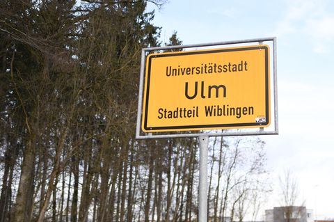 Das Ortsschild von Ulm steht im Stadtteil Wiblingen an einem Waldrand
