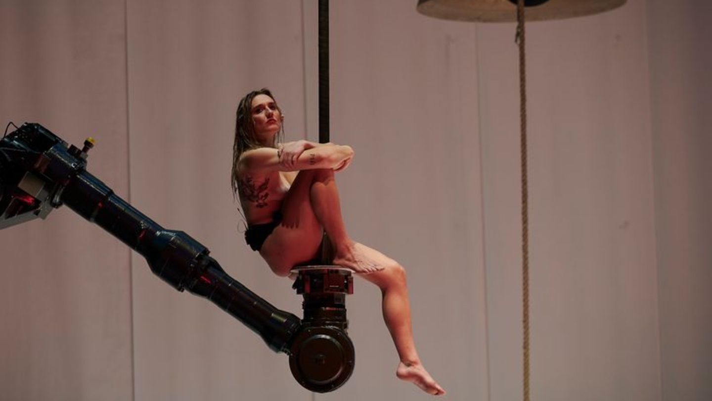 Szene aus "Sancta" an Staatsoper in Stuttgart