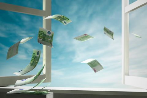 Steuerverschwendung: Geld fliegt aus einem Fenster
