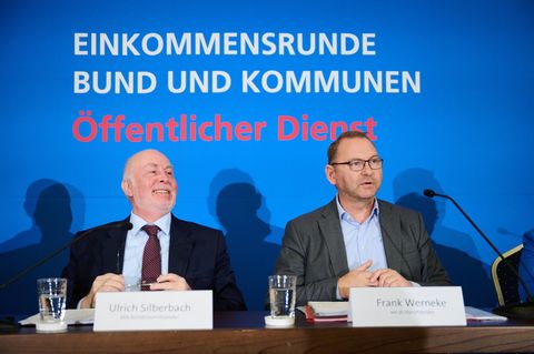 Ulrich Silberbach (l.), Vorsitzender des dbb Beamtenbunds, und Frank Werneke, Vorsitzender von Verdi, in Berlin