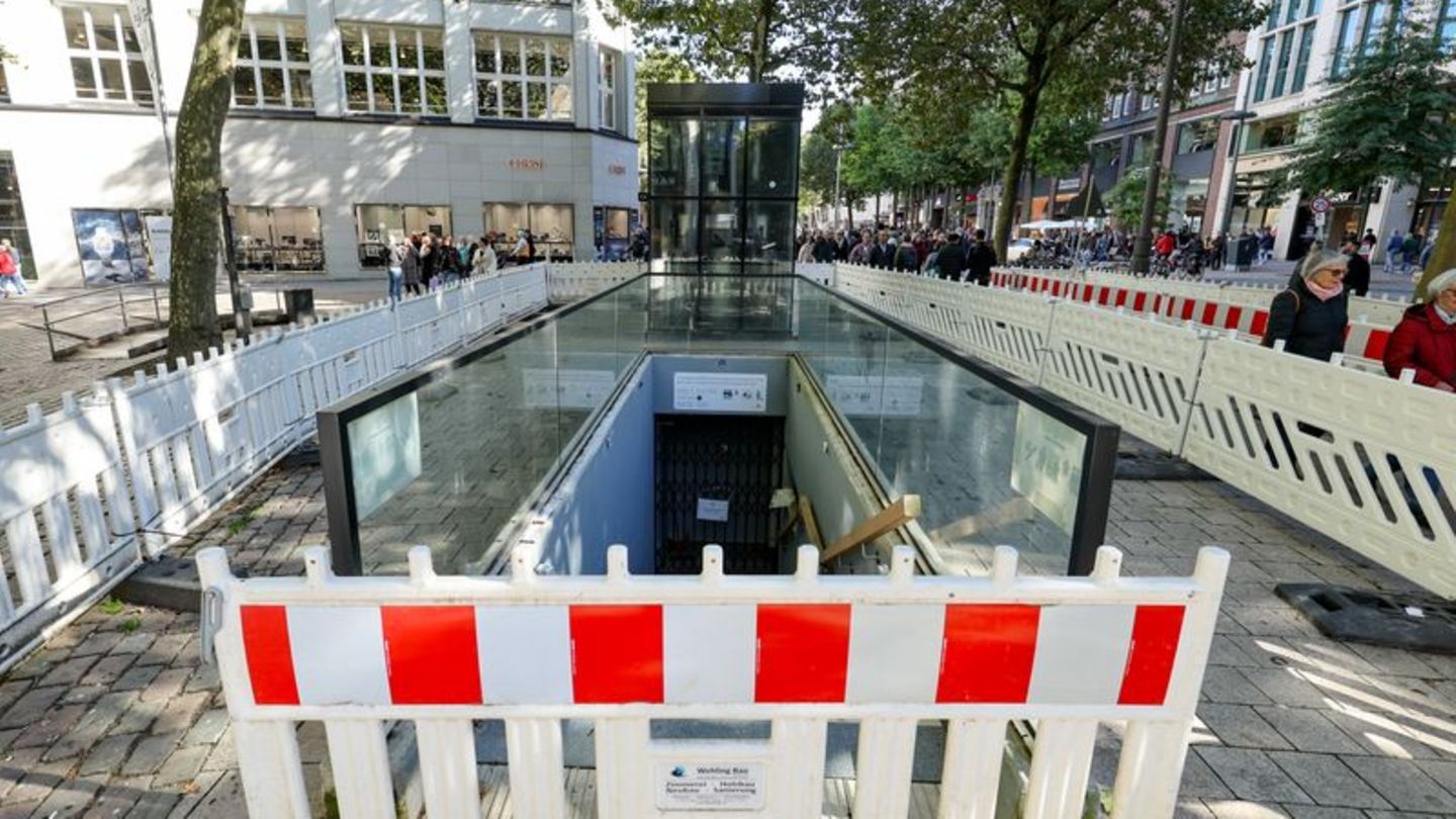 Los geht's in Hamburg: Die öffentliche Toilette an der Mönckebergstraße in der Innenstadt ist für rund zwei Millionen Euro saniert worden. Doch nur drei Monate danach musste sie wegen eines Wasserschadens wieder geschlossen werden