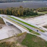 Ein kurios klingendes Projekt ist eine Brücke für Fledermäuse zwischen Pocking und Bad Füssing im Landkreis Passau in Bayern. Sie soll den sicheren Übergang für Fledermäuse über die erweiterte A94 ermöglichen, da sich dort ein Flugkorridor befinden soll. Kostenpunkt nach Angaben des Steuerzahlerbunds "dem Vernehmen nach" rund drei bis vier Millionen Euro. Dabei sei zunächst nicht klar, ob die Fledermäuse die Brücke überhaupt überqueren würden. Naturschutzexperten zufolge bevorzugten die Tiere eher Unterführungen. Immerhin befinde sich auf der Brücke auch ein Radweg – der Steuerzahlerbund bezweifelt hier allerdings die Notwendigkeit, da wenige hundert Meter daneben eine weitere Brücke gebaut worden sei