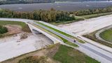 Ein kurios klingendes Projekt ist eine Brücke für Fledermäuse zwischen Pocking und Bad Füssing im Landkreis Passau in Bayern. Sie soll den sicheren Übergang für Fledermäuse über die erweiterte A94 ermöglichen, da sich dort ein Flugkorridor befinden soll. Kostenpunkt nach Angaben des Steuerzahlerbunds "dem Vernehmen nach" rund drei bis vier Millionen Euro. Dabei sei zunächst nicht klar, ob die Fledermäuse die Brücke überhaupt überqueren würden. Naturschutzexperten zufolge bevorzugten die Tiere eher Unterführungen. Immerhin befinde sich auf der Brücke auch ein Radweg – der Steuerzahlerbund bezweifelt hier allerdings die Notwendigkeit, da wenige hundert Meter daneben eine weitere Brücke gebaut worden sei
