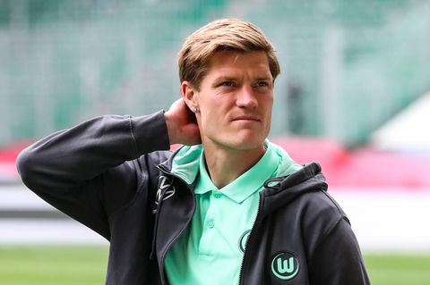 Der Fussballspieler Kevin Behrens greift sich an den Hinterkopf und schaut in die Ferne