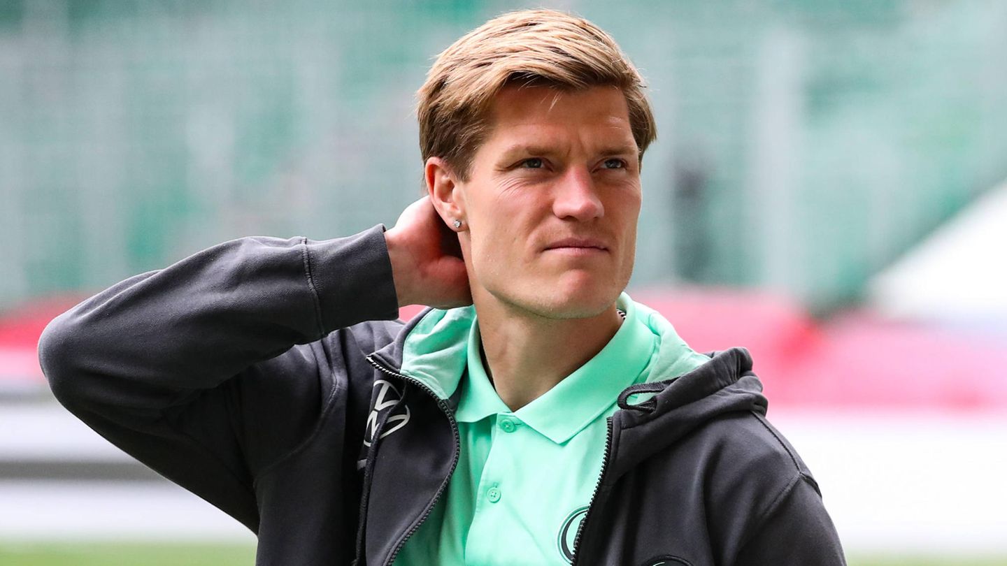 Der Fussballspieler Kevin Behrens greift sich an den Hinterkopf und schaut in die Ferne