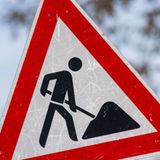 Sachsen-Anhalt: Der Bund der Steuerzahler rügt den aus seiner Sicht unnötigen Umbau einer Bundesstraße im Burgenlandkreis. Insgesamt sei für rund 500.000 Euro ein jahrelang genutzter, etwa 100 Meter langer Straßenabschnitt neu ausgebaut worden, nur um eine S-Kurve zu begradigen. Diese Korrektur sei wenig nachvollziehbar, da die bisherige Strecke den fließenden Verkehr nicht behindert habe, hieß es. Das Infrastrukturministerium sieht es anders. Die Baumaßnahme sei erforderlich gewesen, sagte ein Sprecher auf Anfrage. Bei der Sanierung vor einigen Jahren sei zunächst ein Provisorium errichtet worden, da ein Eigentümer eines Flurstückes im Umland nicht bereit war, einen Teil seiner Fläche für die Realisierung des Vorhabens zur Verfügung zu stellen. Nun seien "die nicht regelkonformen Radien" beseitigt worden, hieß es. "Alles in allem entsprach das Provisorium nicht den Anforderungen an eine Bundesstraße mit entsprechender Verkehrsbelegung." Den Steuerzahlerbund überzeugt das nicht. "Wieso eine vollkommen intakte Straße wieder aufgerissen und grundhaft neu ausgebaut werden musste, bleibe wenig nachvollziehbar"