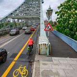 Auch die Stadt Dresden hat es mit ihrem gescheiterten Verkehrsversuch am Blauen Wunder in das bundesweite Schwarzbuch des Bundes der Steuerzahler geschafft. Das Experiment im Dienste der Radfahrer ist der einzige Beitrag von Sachsen in der Publikation und trägt den Titel "Ein irrwitziges Verkehrsprojekt". Der Versuch mit Fahrradstreifen auf einer ohnehin von Stau geplagten Elbbrücke habe den Steuerzahler 181.814,60 Euro gekostet, rechnete der Steuerzahlerbund vor. Ursprünglich sollte der Versuch vom 8. April bis 16. Juni dauern. Doch nach etwa drei Wochen war das Projekt schon wieder Geschichte, weil es täglich zum Verkehrschaos führte. Besonders in Stoßzeiten standen Berufspendler, Busse, Rettungsdienste oder Pflegedienste zeitweise bis zu 50 Minuten im Stau. Zwar hätten mehr Leute den Radweg genutzt, doch wegen seiner speziellen Führung sei eine größere Sicherheit für die Radfahrer gar nicht gegeben gewesen, teilte der Bund der Steuerzahler mit