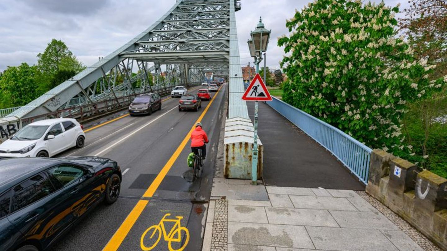 Auch die Stadt Dresden hat es mit ihrem gescheiterten Verkehrsversuch am Blauen Wunder in das bundesweite Schwarzbuch des Bundes der Steuerzahler geschafft. Das Experiment im Dienste der Radfahrer ist der einzige Beitrag von Sachsen in der Publikation und trägt den Titel "Ein irrwitziges Verkehrsprojekt". Der Versuch mit Fahrradstreifen auf einer ohnehin von Stau geplagten Elbbrücke habe den Steuerzahler 181.814,60 Euro gekostet, rechnete der Steuerzahlerbund vor. Ursprünglich sollte der Versuch vom 8. April bis 16. Juni dauern. Doch nach etwa drei Wochen war das Projekt schon wieder Geschichte, weil es täglich zum Verkehrschaos führte. Besonders in Stoßzeiten standen Berufspendler, Busse, Rettungsdienste oder Pflegedienste zeitweise bis zu 50 Minuten im Stau. Zwar hätten mehr Leute den Radweg genutzt, doch wegen seiner speziellen Führung sei eine größere Sicherheit für die Radfahrer gar nicht gegeben gewesen, teilte der Bund der Steuerzahler mit