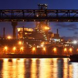 Nordrhein-Westfalen: In Duisburg bestellte die Deutsche Bahn 2006 für 60 Millionen Euro zwei Terminals für den Güterumschlag im Binnenhafen. Nach dem Bau habe 2016 der Probebetrieb begonnen. Auf den wirtschaftlichen Betrieb müssten die Steuerzahler aber immer noch warten – die Terminals stünden im Wesentlichen nur "so da", hieß es vom Steuerzahlerbund. Denn auf die 2006 mitbestellte Straßenanbindung habe man später wegen der Finanzkrise 2008 verzichtet. Doch ohne Straßenanbindung seien solche Terminals nicht gefragt. So musste nachträglich doch noch eine Straße geplant und gebaut werden. Im Mai 2024 sei das Terminal weiterhin nicht vollumfänglich in Betrieb gewesen, weil die Straßenanbindung noch nicht fertiggestellt gewesen sei. Acht Jahre nach dem Beginn des Probebetriebs seien die Terminals somit immer noch von einem wirtschaftlichen Betrieb entfernt