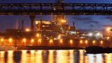 Nordrhein-Westfalen: In Duisburg bestellte die Deutsche Bahn 2006 für 60 Millionen Euro zwei Terminals für den Güterumschlag im Binnenhafen. Nach dem Bau habe 2016 der Probebetrieb begonnen. Auf den wirtschaftlichen Betrieb müssten die Steuerzahler aber immer noch warten – die Terminals stünden im Wesentlichen nur "so da", hieß es vom Steuerzahlerbund. Denn auf die 2006 mitbestellte Straßenanbindung habe man später wegen der Finanzkrise 2008 verzichtet. Doch ohne Straßenanbindung seien solche Terminals nicht gefragt. So musste nachträglich doch noch eine Straße geplant und gebaut werden. Im Mai 2024 sei das Terminal weiterhin nicht vollumfänglich in Betrieb gewesen, weil die Straßenanbindung noch nicht fertiggestellt gewesen sei. Acht Jahre nach dem Beginn des Probebetriebs seien die Terminals somit immer noch von einem wirtschaftlichen Betrieb entfernt